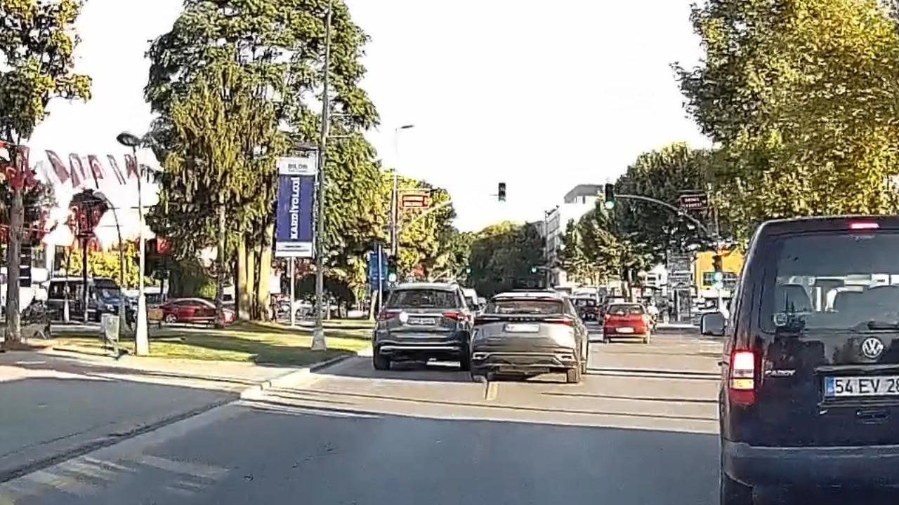 Adapazarı’nda trafik magandası dehşeti: Araçların arasından böyle geçti