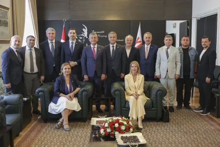 Lütfü Obuz’dan Ankara ziyareti: Rozetini Özgür Özel taktı