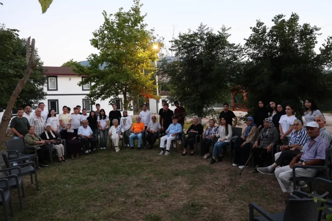 Gençler ile huzurevi sakinleri Kartepe'de bir araya geldi