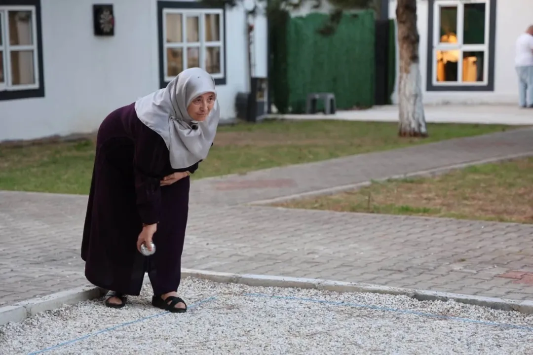Gençler ile huzurevi sakinleri Kartepe'de bir araya geldi