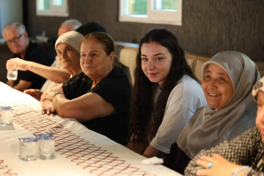 Gençler ile huzurevi sakinleri Kartepe'de bir araya geldi