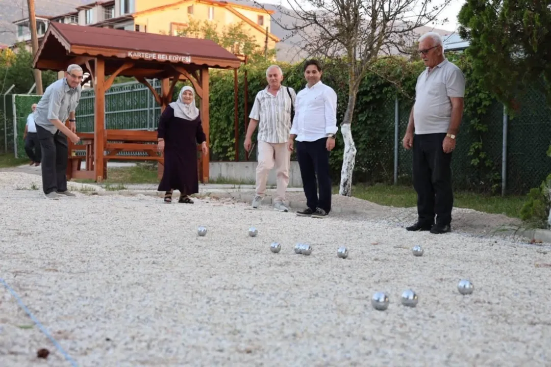 Gençler ile huzurevi sakinleri Kartepe'de bir araya geldi