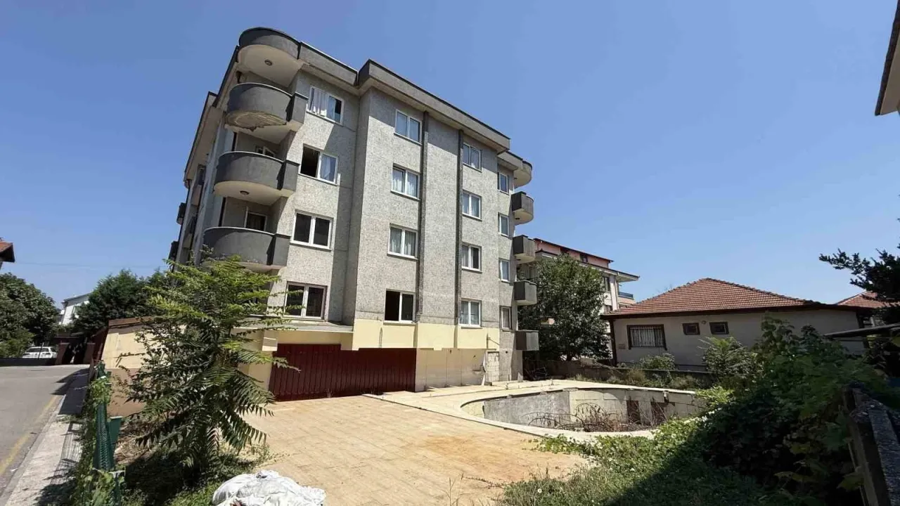 25 yıldır yıkılmayı bekleyen bina fuhuş oteli oldu