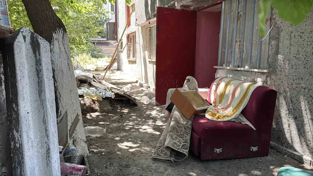 25 yıldır yıkılmayı bekleyen bina fuhuş oteli oldu