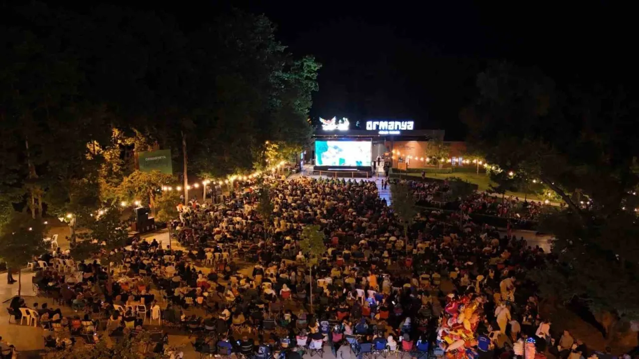 Ormanya’da yıldızların altında açık hava sineması