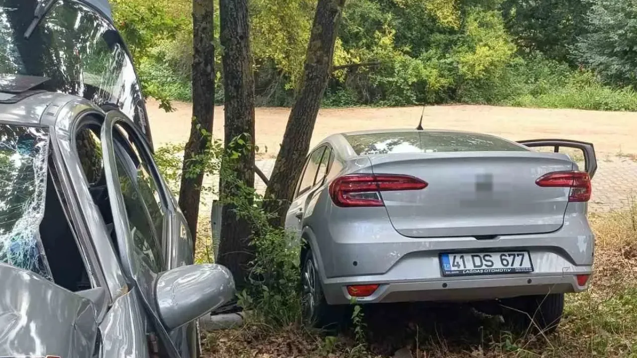 İzmit’te iki otomobil çarpıştı: 3 yaralı