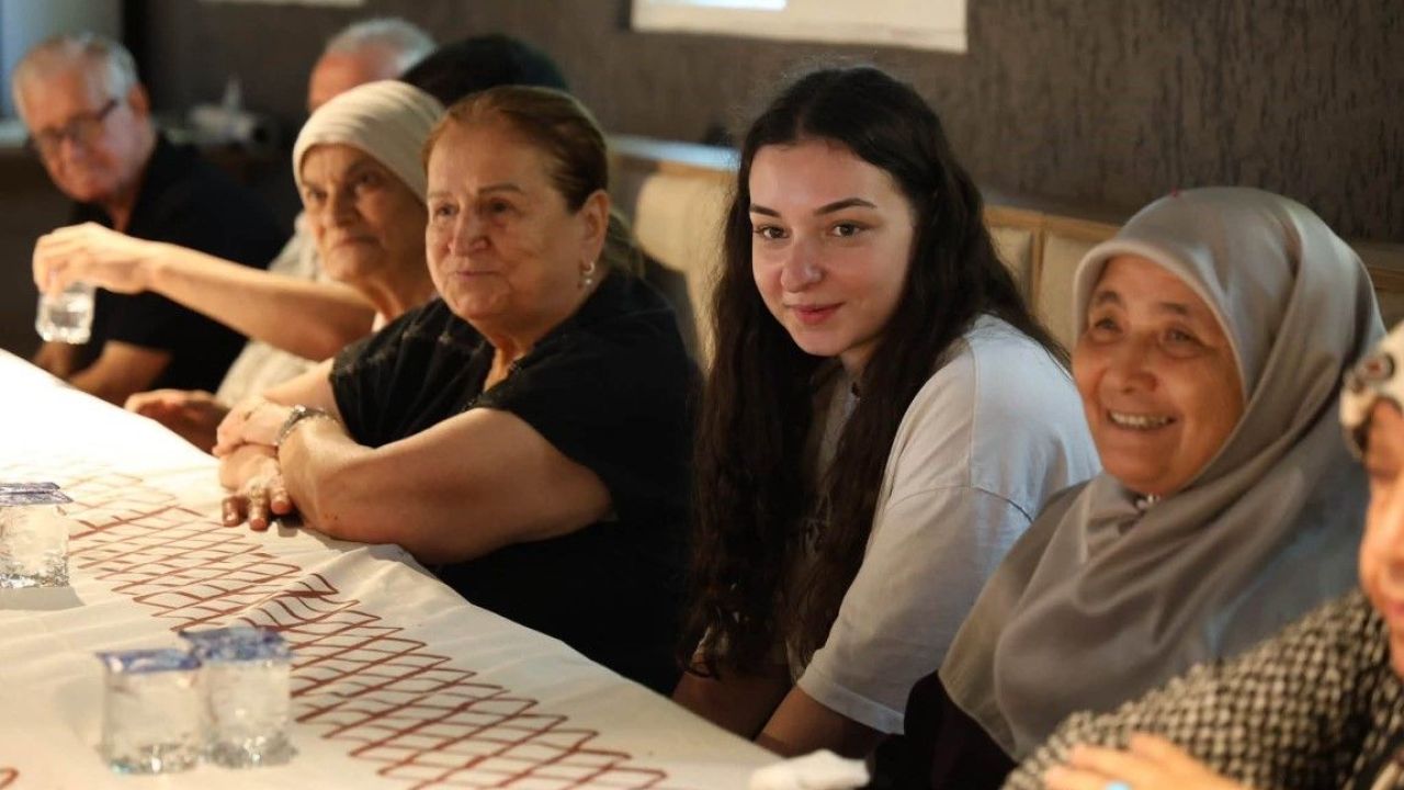 Gençler ile huzurevi sakinleri bir araya geldi