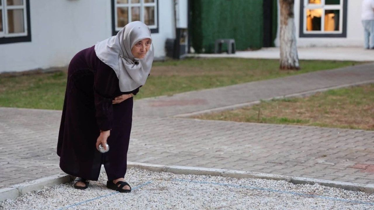 Gençler ile huzurevi sakinleri bir araya geldi