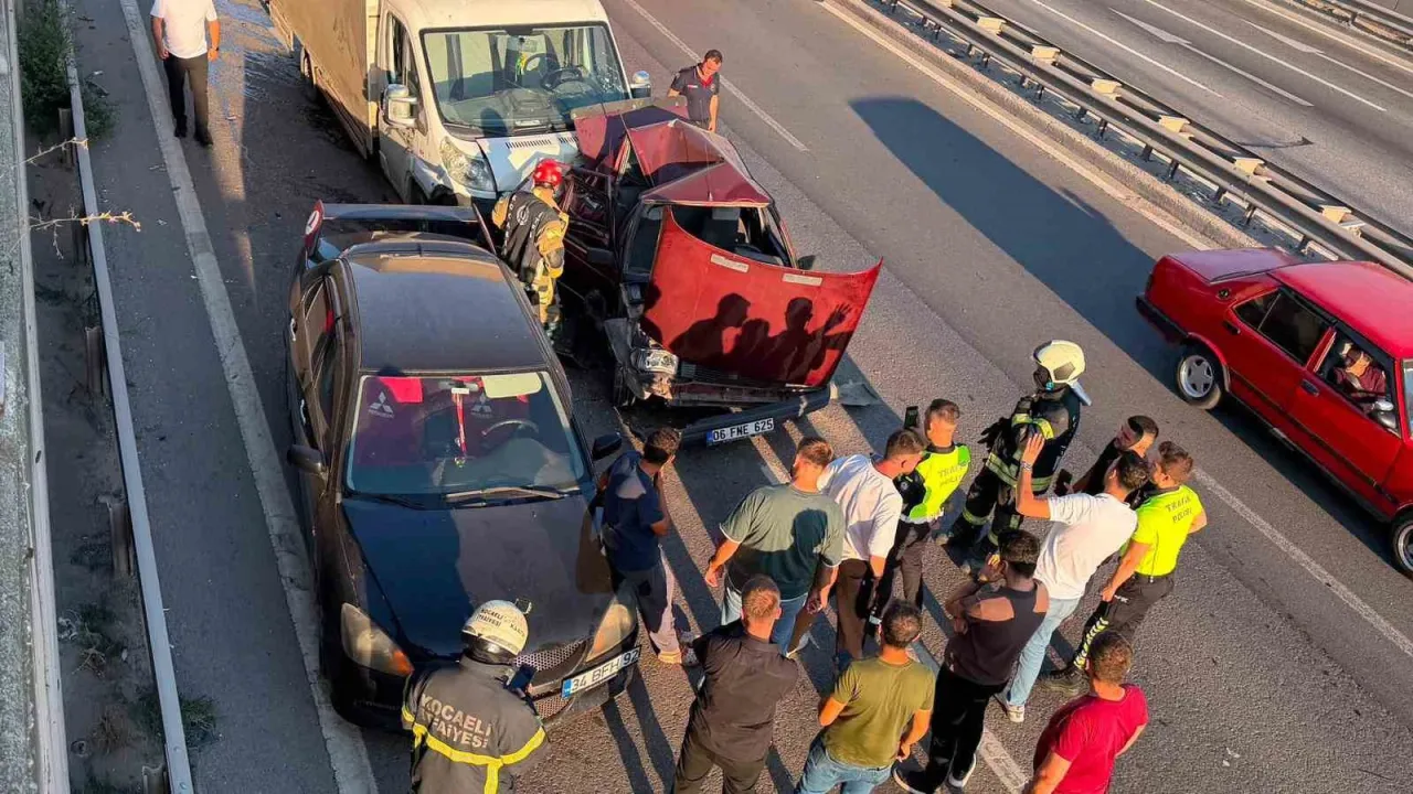 Kocaeli’de 3 araçlı zincirleme kaza: Sürücüler yara almadan kurtuldu
