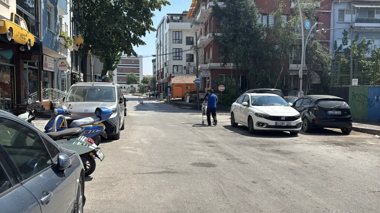 Kaldırıma çıkan otomobil yayalara çarptı: 2 yaralı