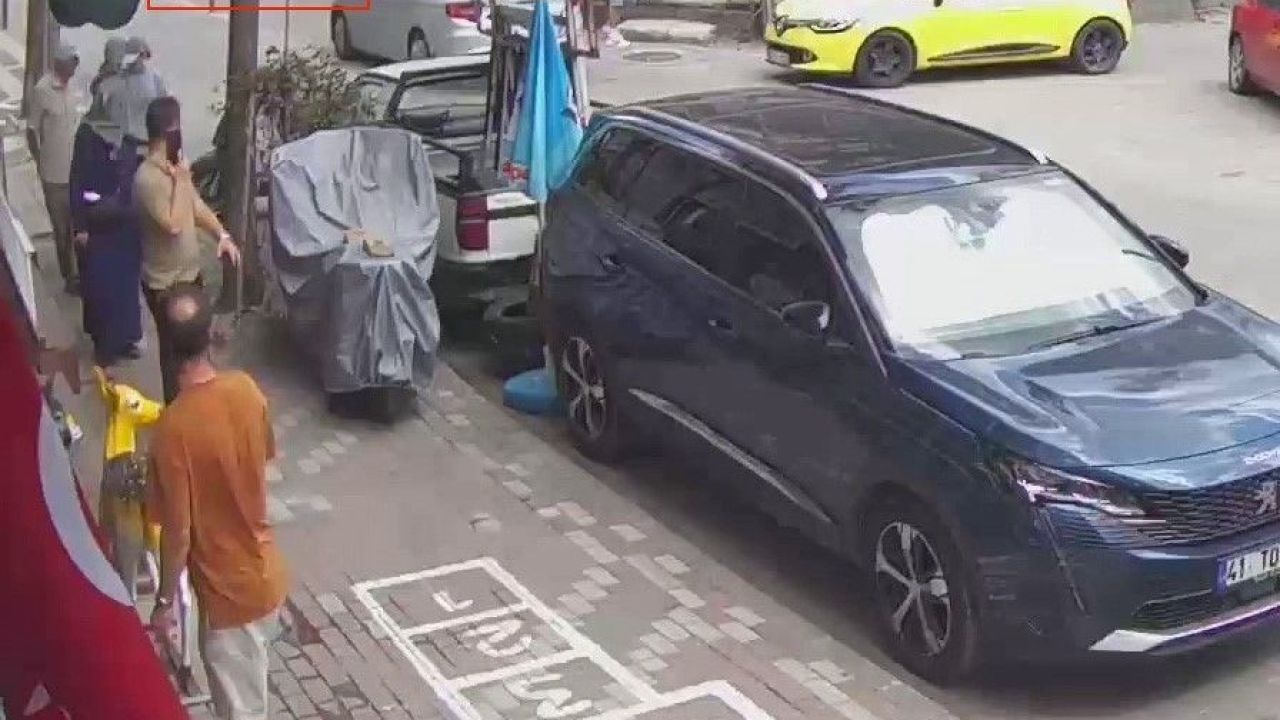 Kaldırıma çıkan otomobil yayalara çarptı: 2 yaralı